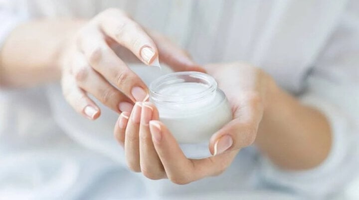 Utiliser une crème hydratante non parfumée ou une huile minérale comme base est également une astuce pour aider votre parfum à durer toute la journée.