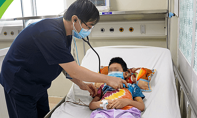 Un enfant atteint de dengue est soigné à l'hôpital national pour enfants. Photo: Tran Viet