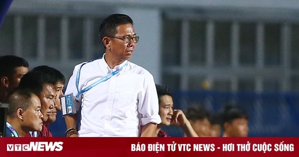 Trainer Hoang Anh Tuan wartet gelassen auf seinen Gegner im Finale der U23 Südostasien