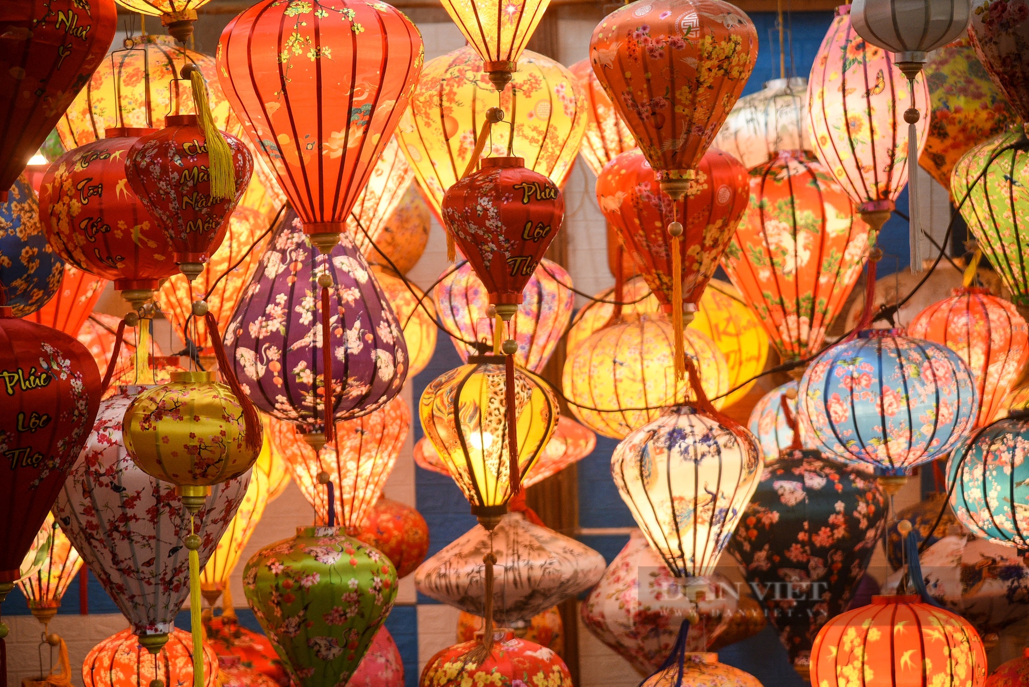 Nghệ nhân ở Hội An luôn tay đan móc đèn lồng rực rỡ để kịp phục vụ dịp Tết Nguyên đán Ất Tỵ- Ảnh 15.