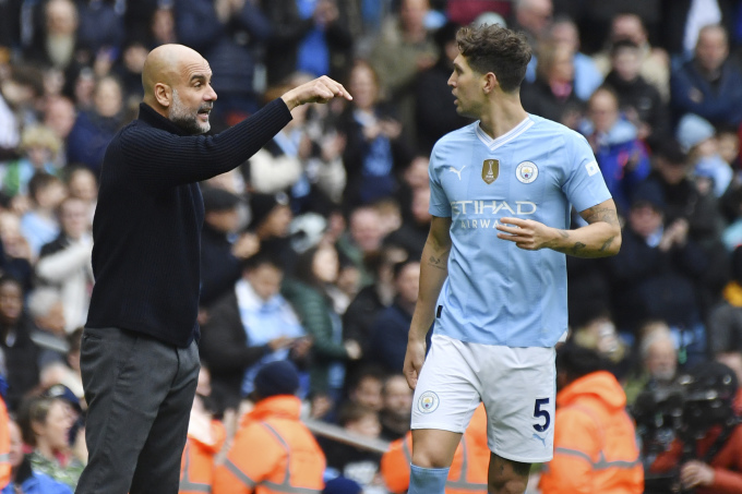 El entrenador Pep Guardiola dirige a John Stones en el partido contra el Everton de la jornada 24 de la Premier League. Foto: AP