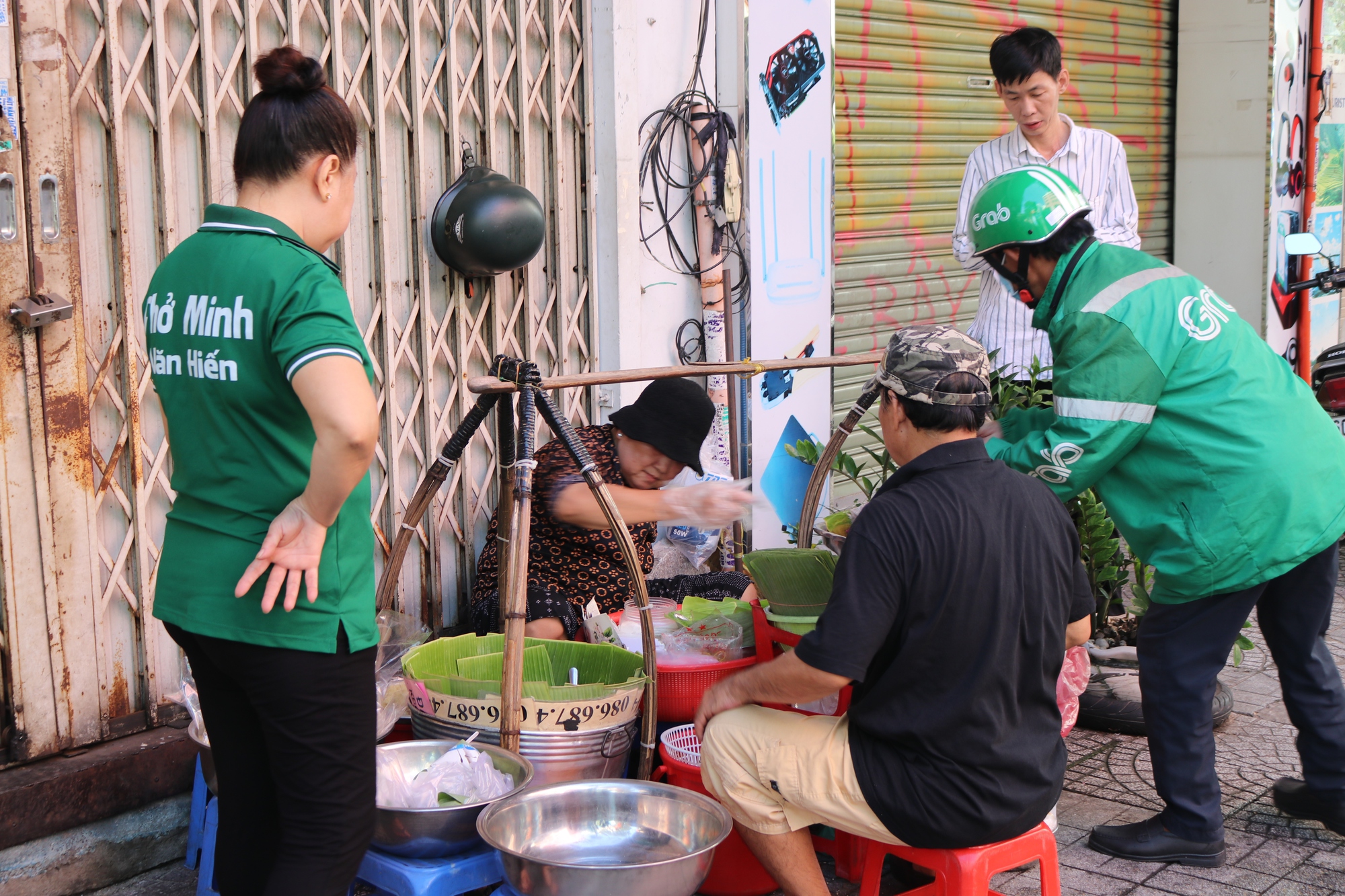 Gánh xôi 10.000 đồng gần nửa thế kỷ ở TP.HCM: &quot;Khách đông vì hương vị quen thuộc&quot; - Ảnh 4.