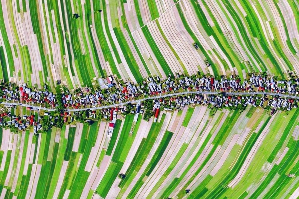 絵のように美しい村、1つの通りに約6,000人が住んでいる