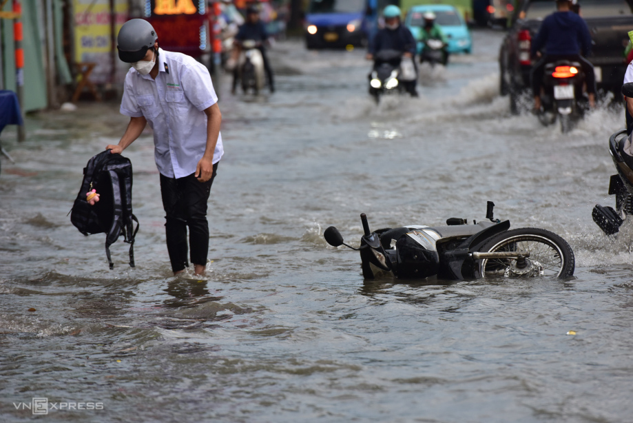 How to say 'wet as a drowned rat' in English