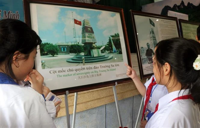 Première exposition photo sur Hoang Sa et Truong Sa à Quang Ngai