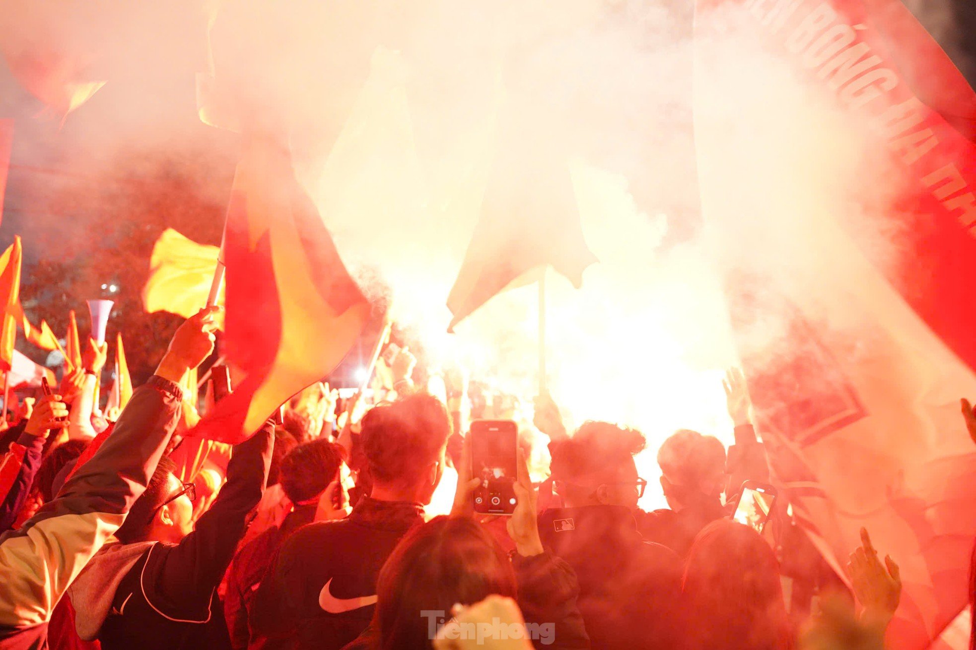 Viet Tri people stay up all night to celebrate Vietnam team entering the finals photo 8