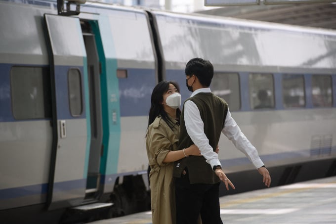 คู่รักแสดงความรักที่สถานีโซล ประเทศเกาหลีใต้ ในปี 2020 ภาพ: AFP