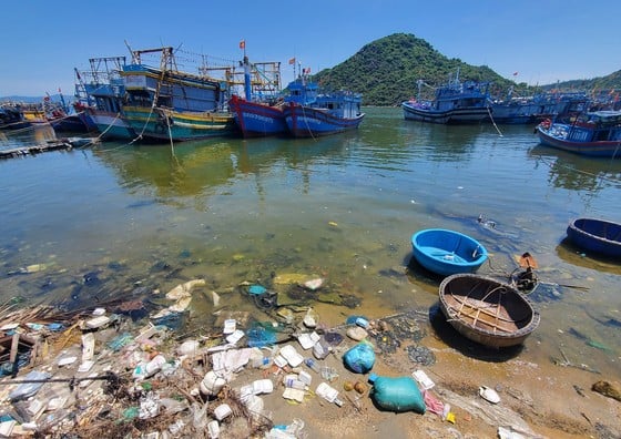 Garbage floods estuaries and fishing ports in Binh Dinh photo 12