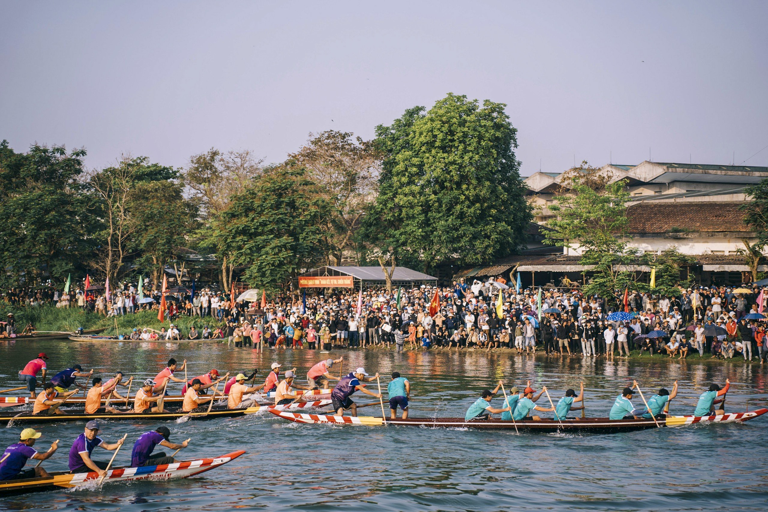 Khán giả reo hò, xem ghe đua "lộn vè" trên sông Hương - Ảnh 7.