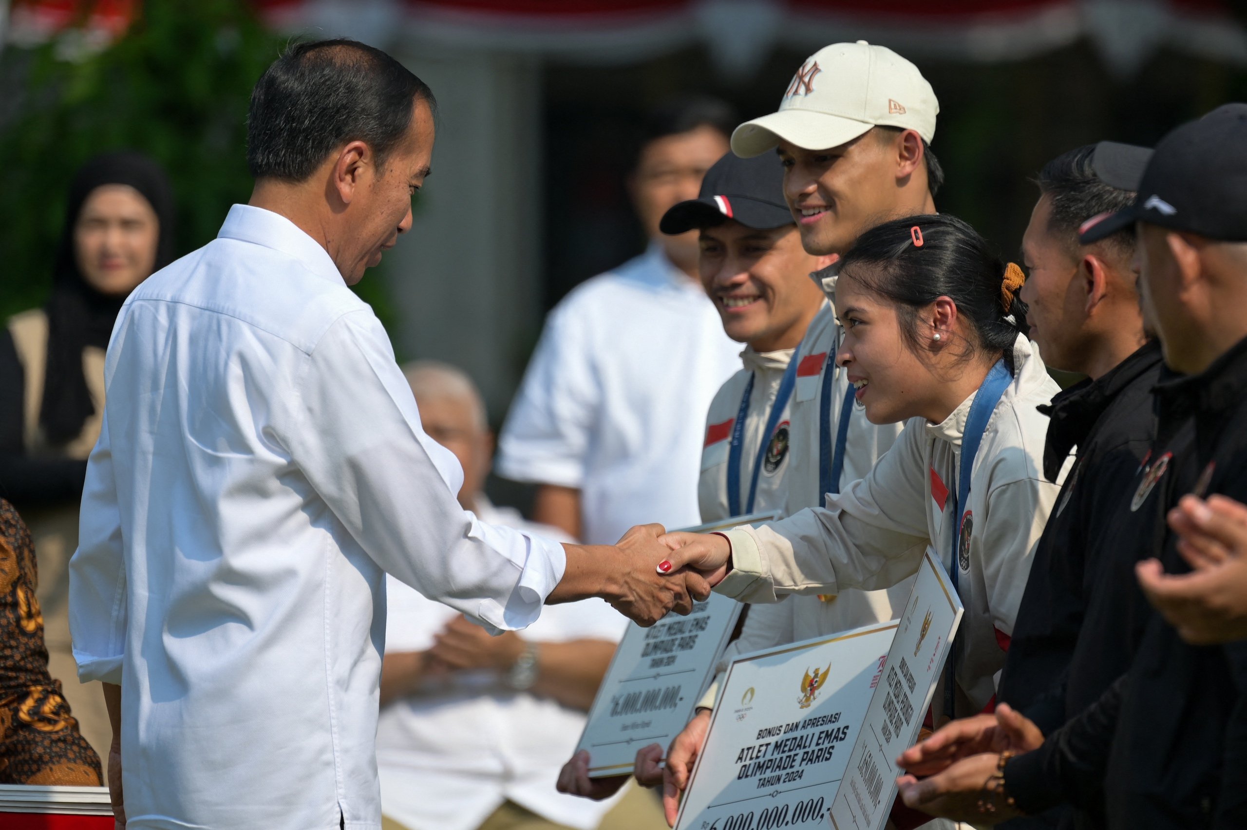 Bộ trưởng Indonesia xin lỗi dân vì lý do bất ngờ liên quan đến các người hùng Olympic- Ảnh 2.