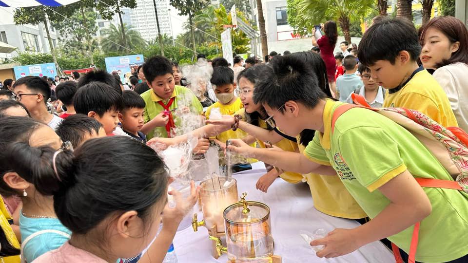 Học sinh thực hiện thí nghiệm.