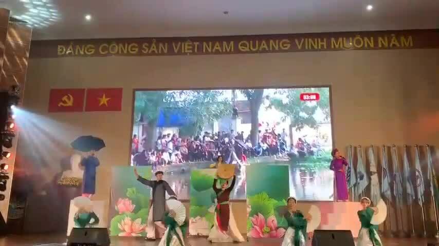 Lưu học sinh hát dân ca quan họ