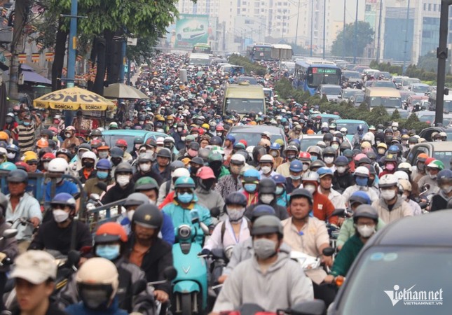 Traffic jams 'layer upon layer' on the gateway roads of Ho Chi Minh City near the end of the year photo 1