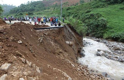 De fortes pluies ont provoqué des crues soudaines et des glissements de terrain dans la commune de Lien Minh, ville de Sa Pa (Lao Cai) dans la soirée du 12 septembre 2023.