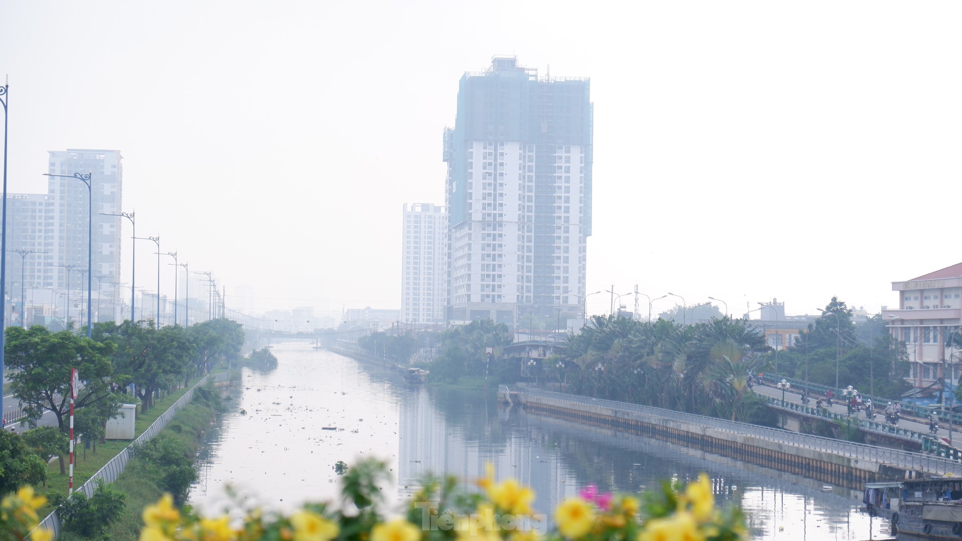 TPHCM chìm trong sương mù, bụi mịn vượt ngưỡng cho phép nhiều lần ảnh 6