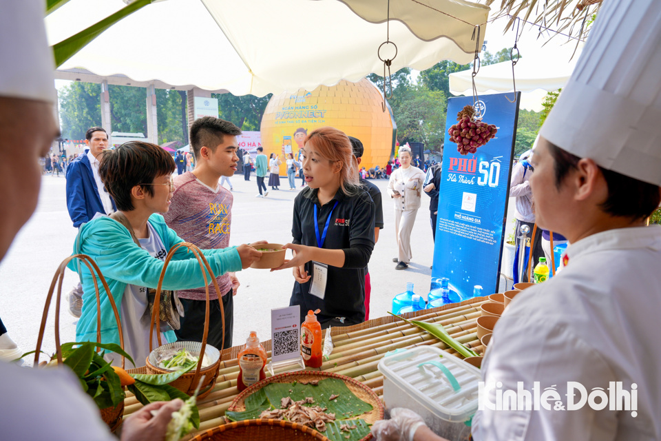 Hanoi Food Culture Festival 2024: Verkehrsstaus wegen Tausender Menschen, die zum Festival kommen - Foto 5