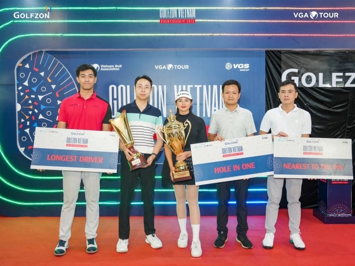 Hana Kang (giữa) vô địch Golfzon Vietnam Championship 2023.