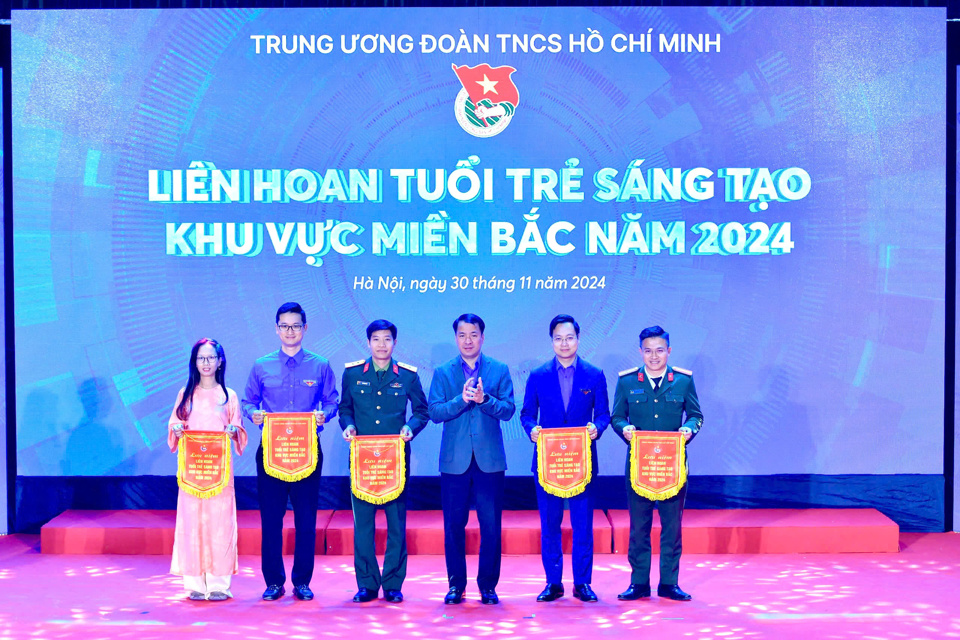 Bí thư Trung ương Đoàn Ngô Văn Cương trao cờ lưu niệm tặng các đơn vị tham gia liên hoan