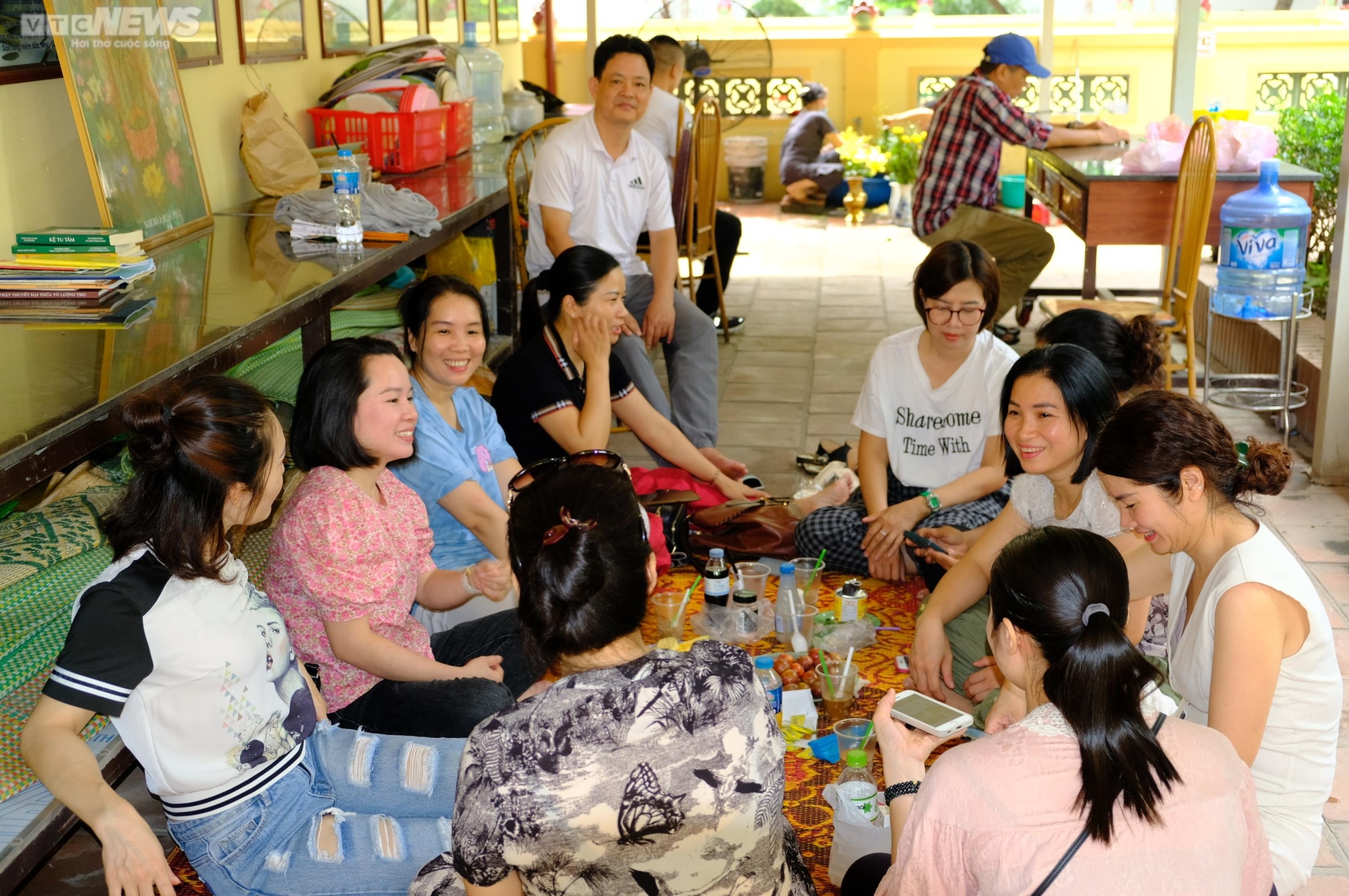 เปิดวัดและบ้านให้พ่อแม่เลี่ยงแดดระหว่างรอลูกหลานสอบ 10 พ.ค.นี้