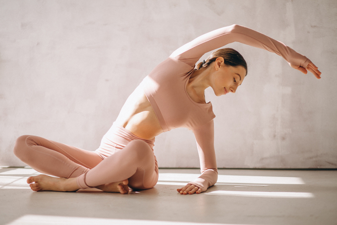 Une femme fait du yoga. Photo : Freepik