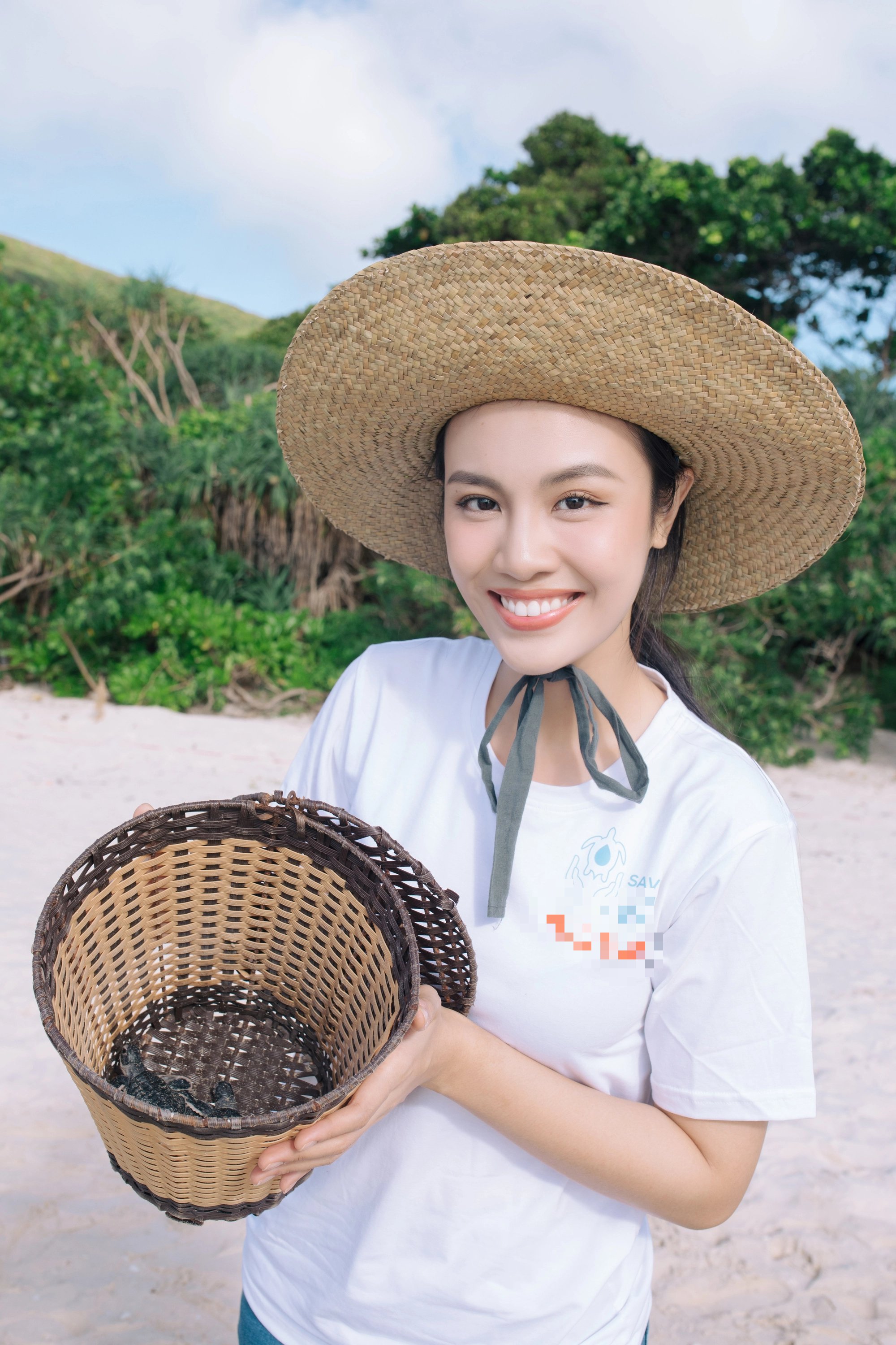 Hoa hậu Ngọc Châu xúc động khi thả rùa con về với biển - Ảnh 2.