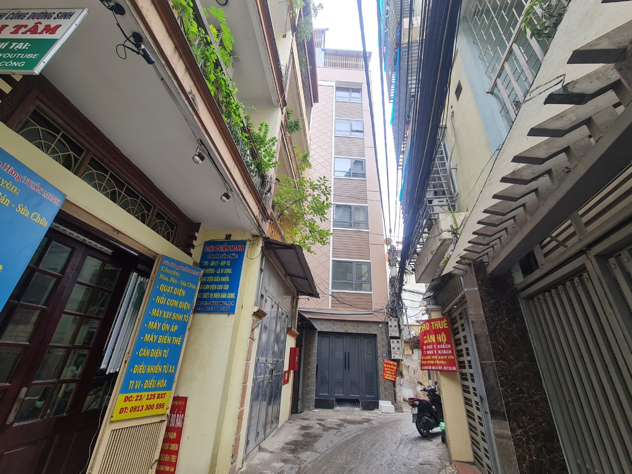Real Estate - Hanoi: Close-up of 'mini apartments' located in narrow alleys (Image 4).