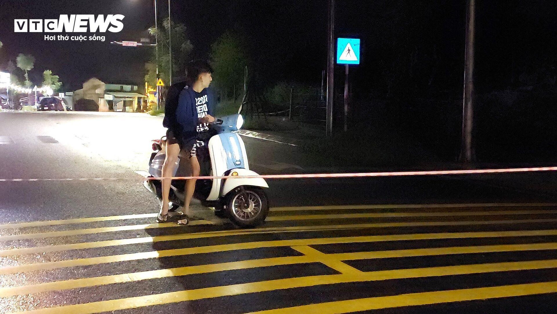 Hochwasser sperrte um Mitternacht die Nationalstraße 14G, die Bewohner von Da Nang beeilten sich, ihre Autos zu parken - 5