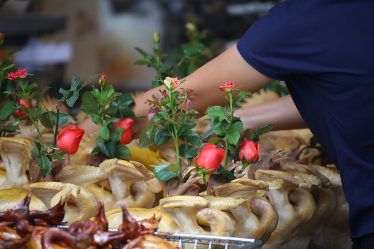 Hanoi: El 'mercado de los ricos' se llena de gente comprando ofrendas antes del día 15 del séptimo mes lunar (foto 4)