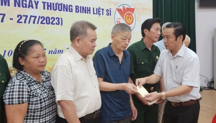 El programa “Flor roja” entrega regalos a familias de la provincia de Cao Bang