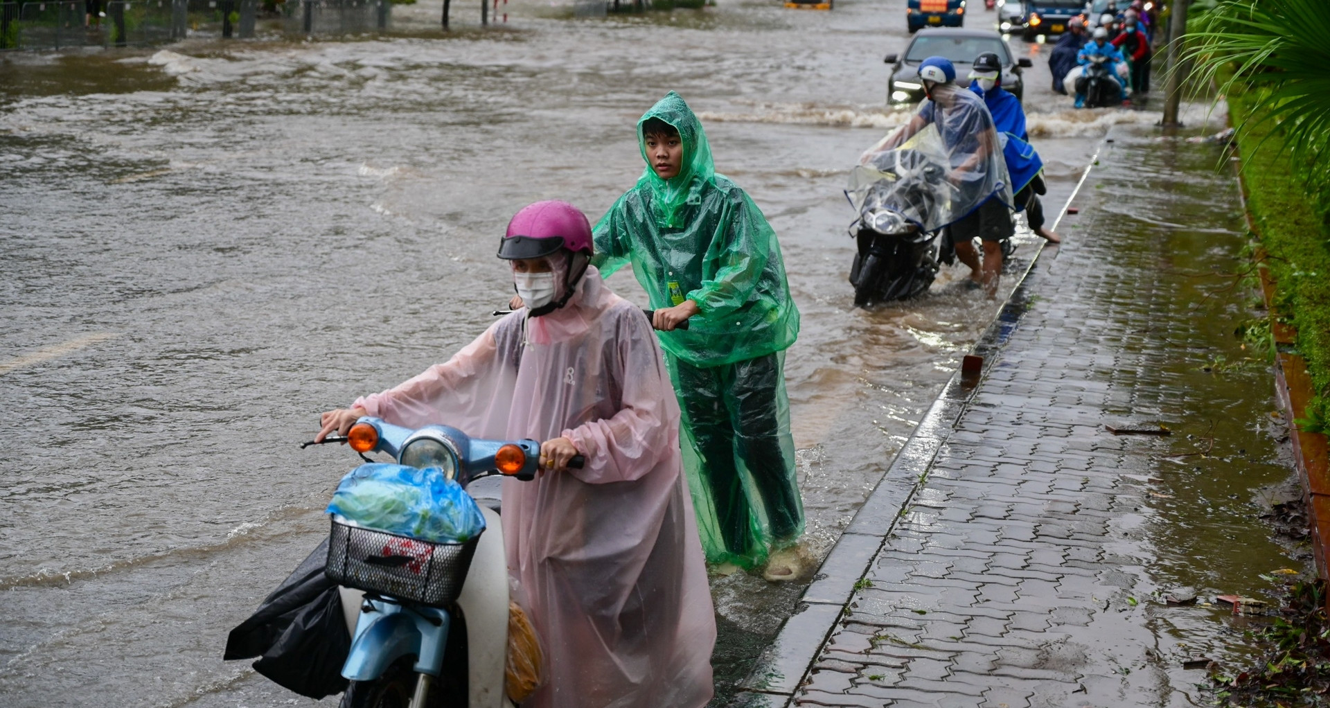 Dự báo thời tiết 30/9/2024: Hà Nội mưa giông, rãnh áp thấp nối với bão Krathon