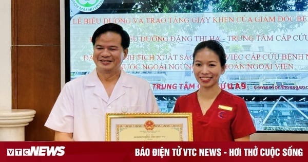 Khen thưởng nữ điều dưỡng Bệnh viện Bạch Mai cứu bệnh nhân trong quán ăn