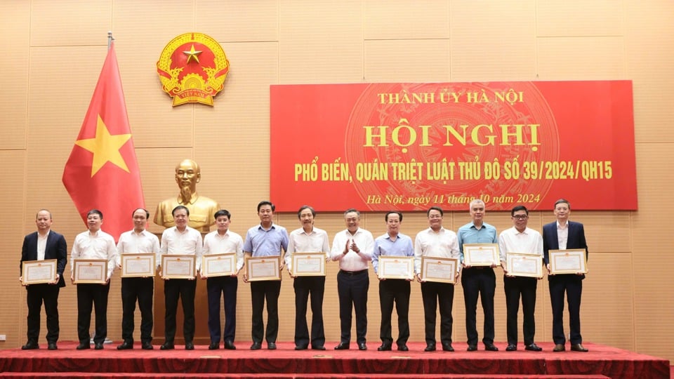 Hanoi City leaders awarded Certificates of Merit to collectives and individuals with outstanding achievements in the work of building and promulgating the Capital Law in 2024.