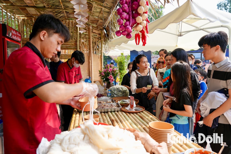 មហោស្រពវប្បធម៌ម្ហូបអាហារហាណូយឆ្នាំ 2024៖ ការកកស្ទះផ្លូវដោយសារមនុស្សរាប់ពាន់នាក់មកពិធីបុណ្យ - រូបថត 3