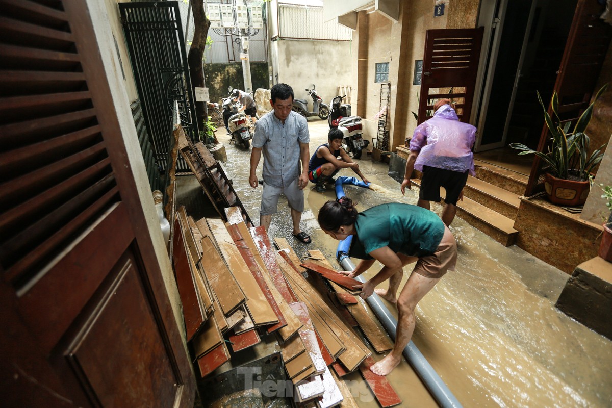 La gente a lo largo del Río Rojo limpia sus casas mientras el agua retrocede. Foto 1