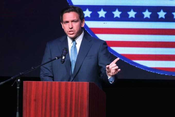 El gobernador de Florida, Ron DeSantis, habla en Rothschild, Wisconsin, el 6 de mayo. Foto: AFP