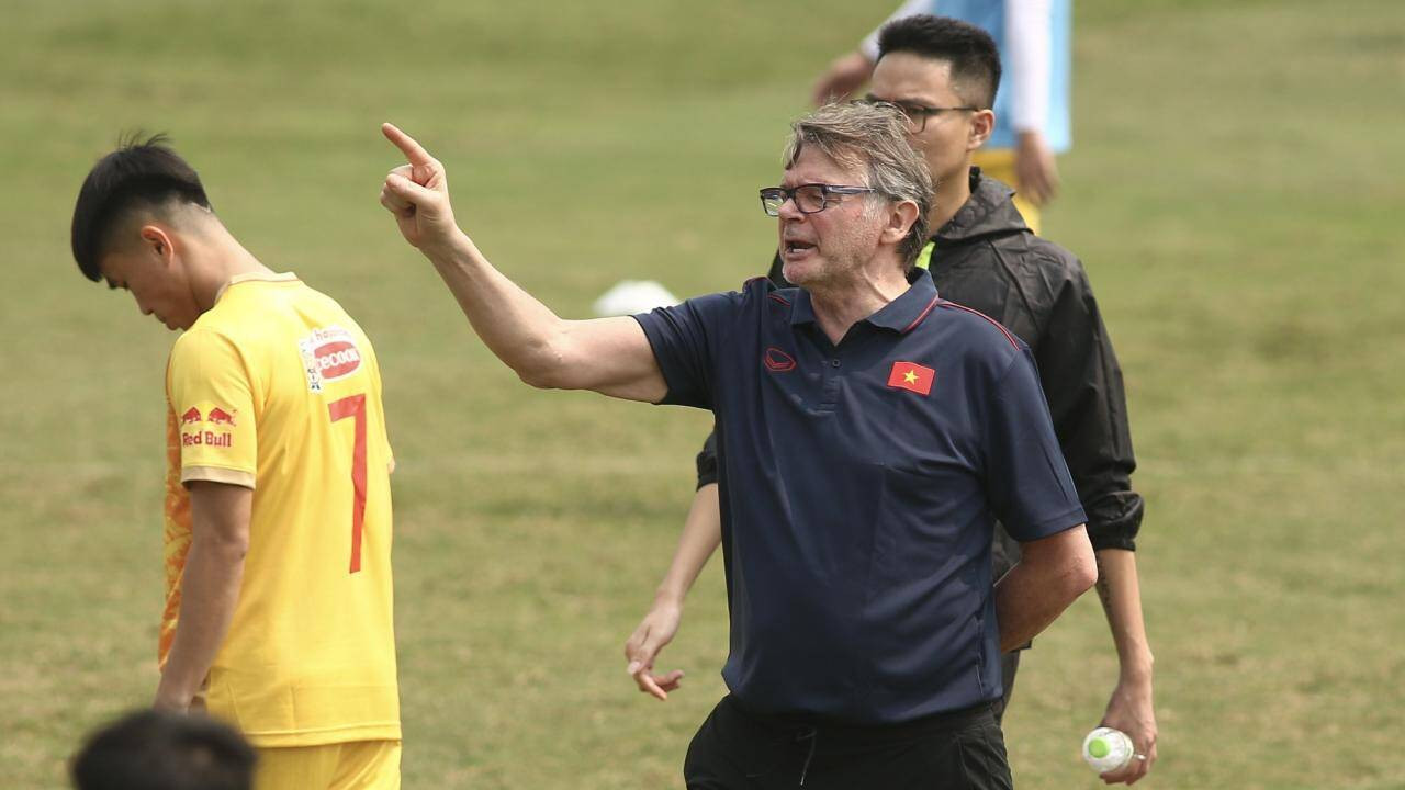 L'entraîneur Philippe Troussier apporte un remède amer au football vietnamien