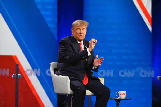 ニューハンプシャー州マンチェスターでCNNのインタビューに答えるドナルド・トランプ前米大統領