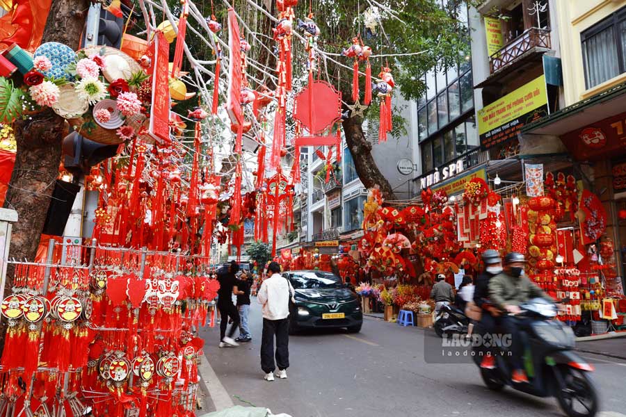 This is the last season of the year, so most of the vendors on Hang Ma Street prepare their goods very carefully in the hope of doing well in business and having enough supply to serve the people.