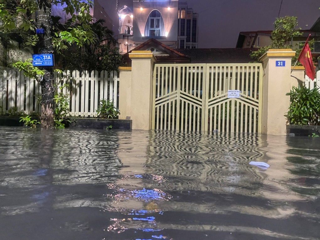 Mưa lớn khiến nhiều tuyến đường tại thành phố Huế chìm trong biển nước (Ảnh: Nhuận Thành).