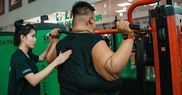 El chico fue a nadar y fue al gimnasio para perder peso de 230 kg a 162 kg.