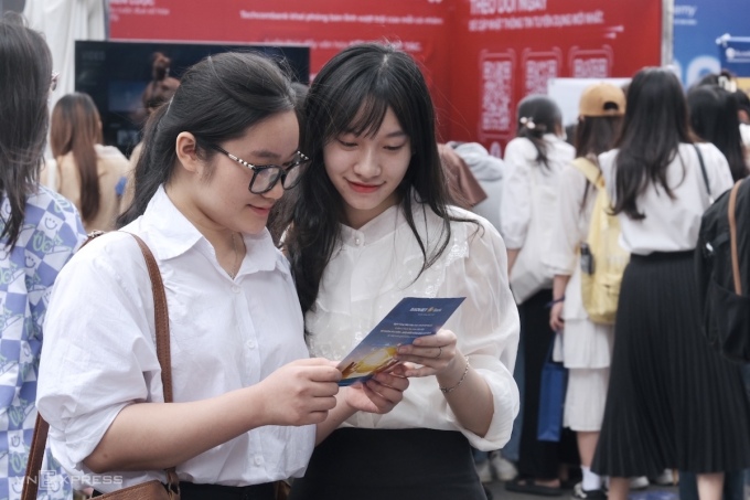 Des étudiants participent à un salon de l'emploi à la Banking Academy en mai. Photo : Duong Tam