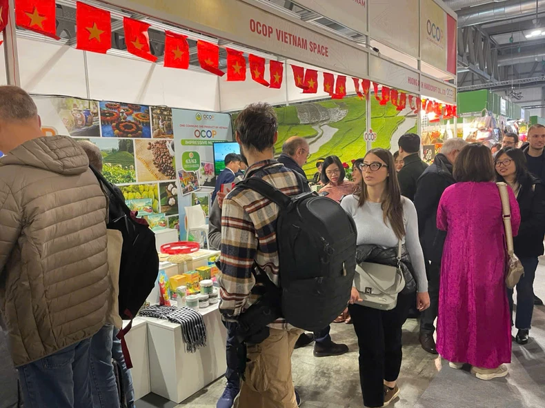 Vietnamesische OCOP-Produkte nehmen zum ersten Mal an der Internationalen Handwerksmesse in Italien teil. Foto 2