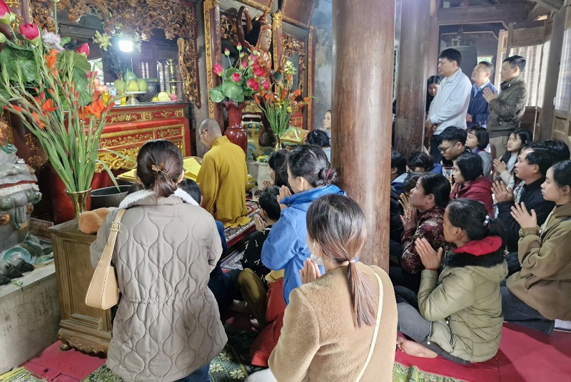 Provincia de Hanoi Estático Muchas reliquias históricas y culturales, lugares pintorescos famosos cerca y lejos. En el cual Templo del mercado de Củi, templo de Ca, templo de adoración a la Sra. Che Thang Nguyen Thi Bich Chau, pagoda Huong Tich... son lugares que atraen a mucha gente y turistas para visitar, quemar incienso y adorar al comienzo de la nueva primavera