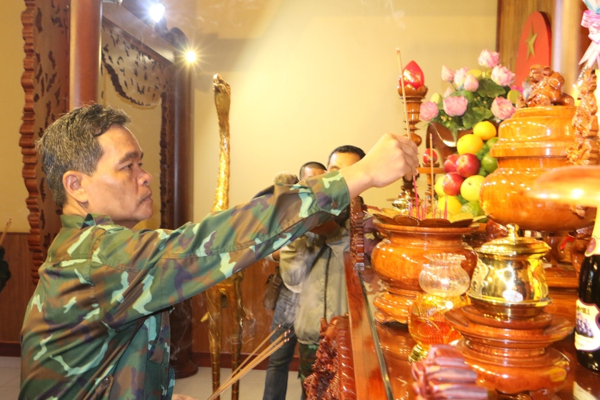 The Standing Committee of Gia Lai Provincial Party Committee offers flowers and incense at Dai Doan Ket Square, photo 3