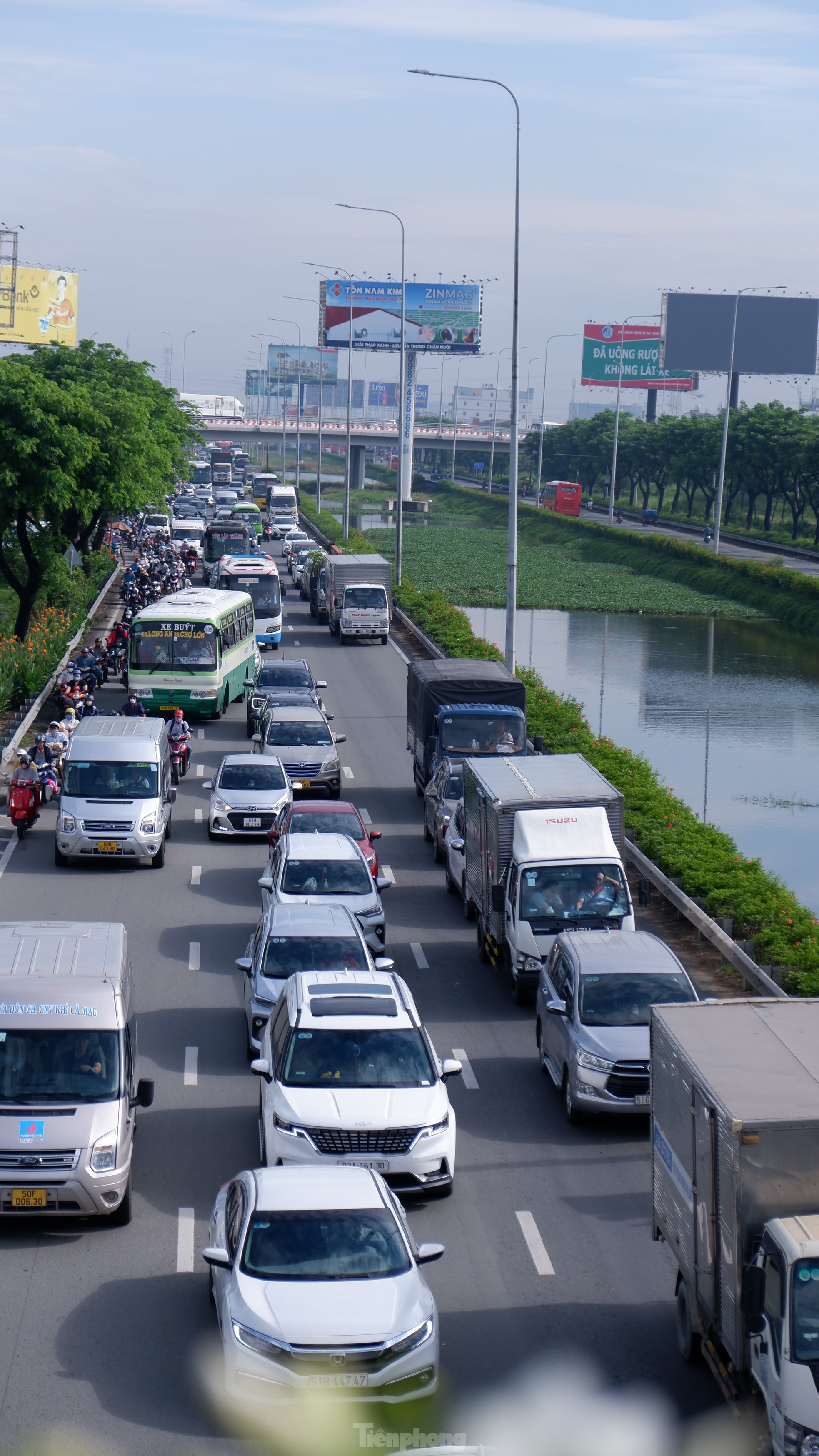 First day of September 2nd holiday: Train stations and bus stations crowded, Tan Son Nhat airport surprisingly clear photo 5