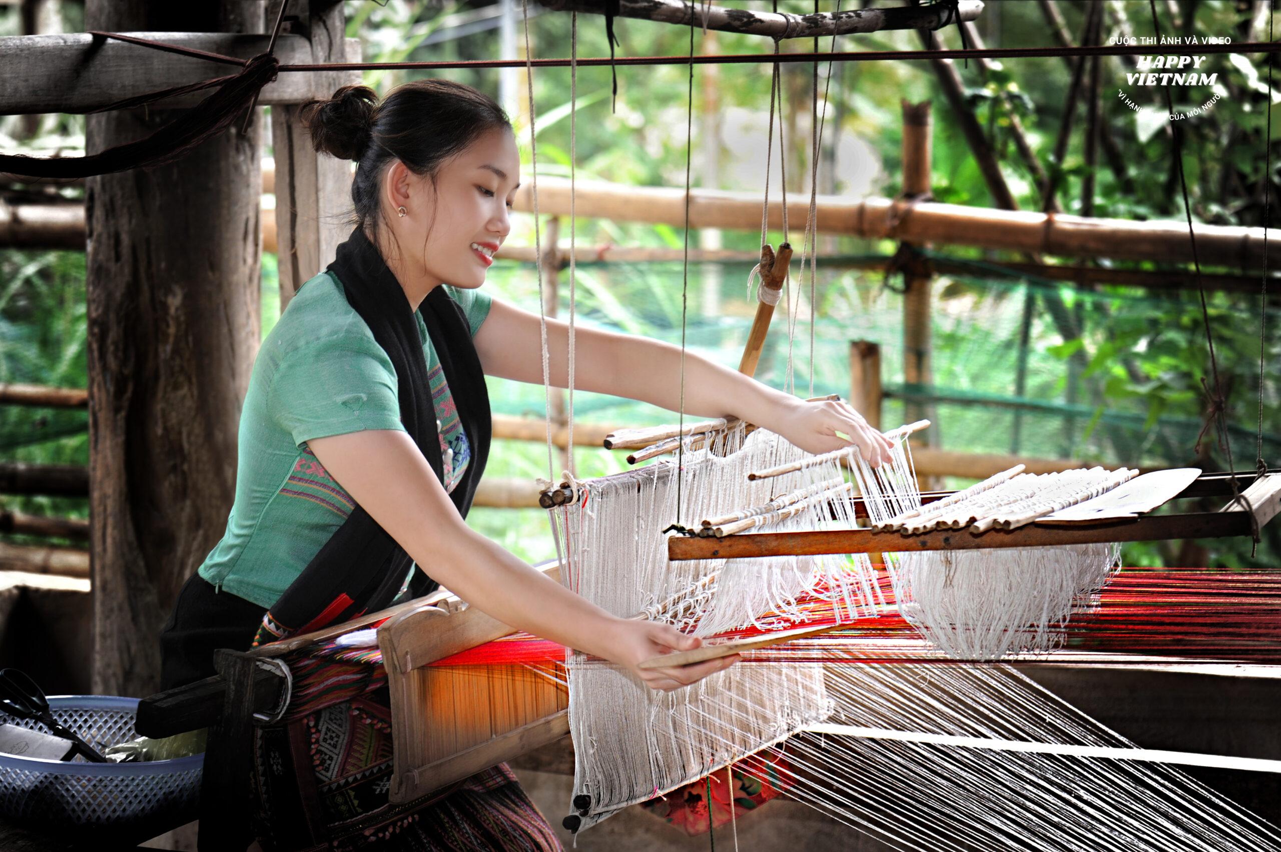 Die Arbeit thailändischer Mädchen in Brokat.