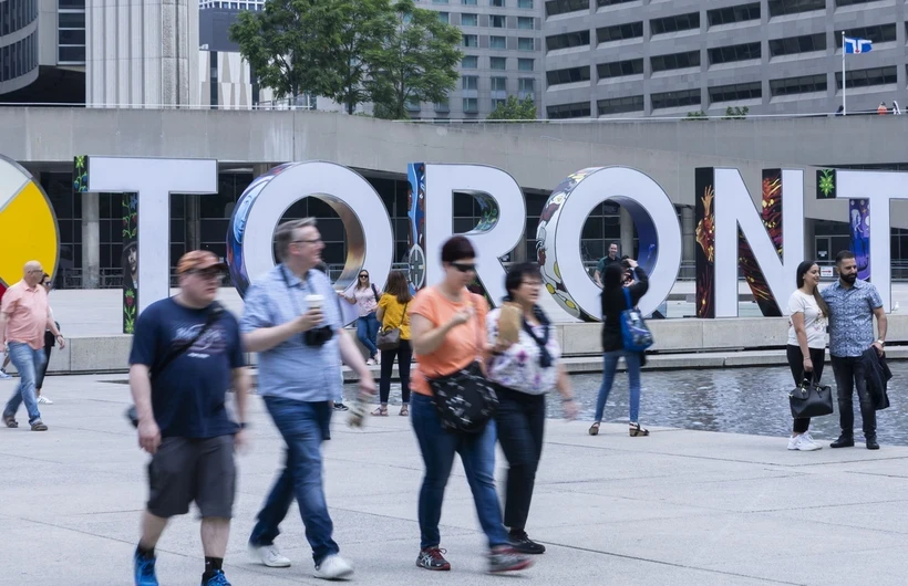 Menschen bewegen sich auf den Straßen in Toronto, Ontario, Kanada, 16. Juni 2023. Foto: THX