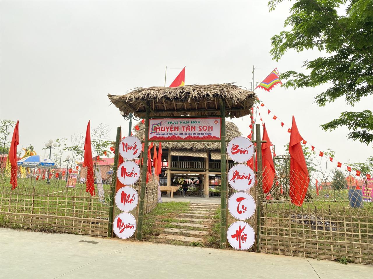 Le camp culturel du district de Tan Son présente une architecture unique avec des maisons sur pilotis au toit de chaume et des lits à eau typiques des ethnies.