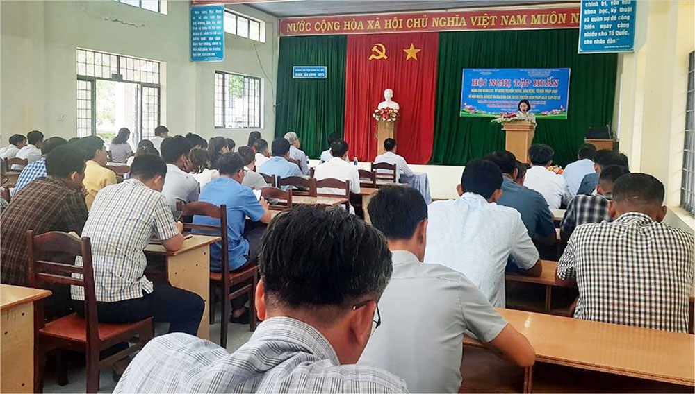 Học viên được nghe báo cáo viên trình bày các chuyên đề, nội dung bổ ích nhằm nâng cao năng lực, kỹ năng tuyên truyền, vận động