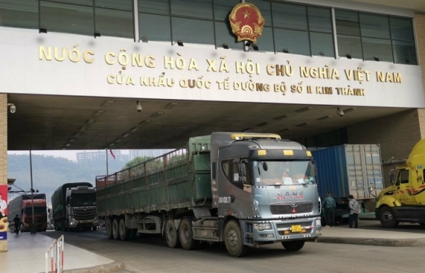 Create maximum conditions for import and export of goods through Lao Cai border gate